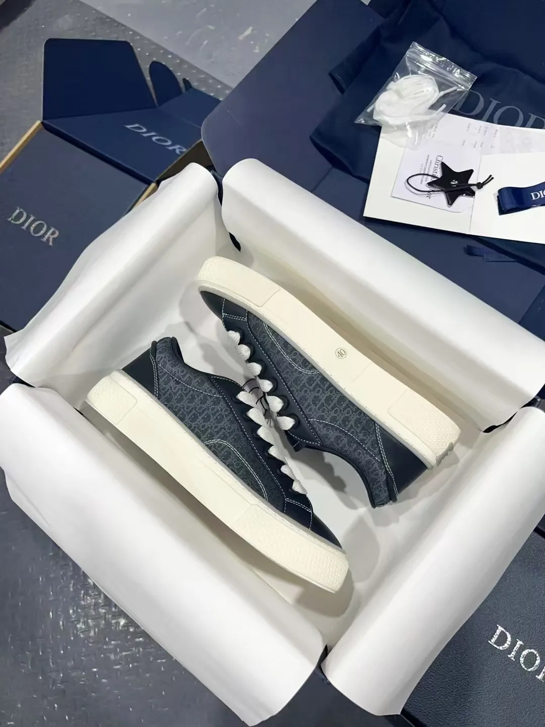 👟👟Ex-factory price 560👟👟 𝐃𝐢𝐨𝐫 𝐱 𝐒𝐭𝐨𝐧𝐞 𝐈𝐬𝐥𝐚𝐧𝐝 𝐁𝟯𝟯 Dior co-branded Stone Island new casual sports shoes Skateboard shoes 111111111 This B33 sneaker comes from the DIOR AND STONE ISLAND limited series. It is a new interpretation of the classic tennis shoe. The fashionable silhouette highlights the heavy texture. The black-dyed cotton has a delicate wash and soft texture, and is finished with the classic Oblique print on the sides, paying homage to the exceptional craftsmanship of the exclusive collaboration. The tongue is embossed with the Dior signature, while cannage panels on the front, DIOR AND STONE ISLAND signature on the back and insole. The rubber outsole features the Dior Oblique pattern, while a contrasting Dior 30 Avenue Montaigne signature on the rear adds style. It can add a modern touch to various casual looks, and can also be matched with other DIOR AND STONE ISLAND items. Exquisite packaging at the delivery counter🛍📦 Customized cowhide material, sheepskin lining, original molded outsole Size: 35-45